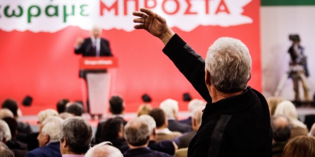 Αποδοκιμάστηκε ο Λεβέντης στο συνέδριο του Κινήματος Αλλαγής γιατί έβρισε το ΠΑΣΟΚ