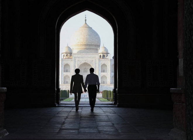 Ρομαντική απόδραση του Εμανουέλ και της Μπριζίτ Μακρόν στο Ταζ Μαχάλ