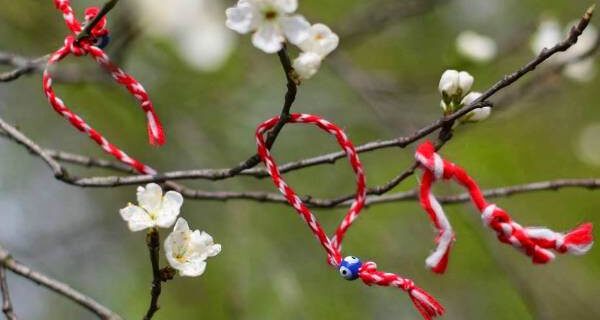Γιατί φοράμε τον ‘Μάρτη’, το βραχιολάκι με την στριμμένη άσπρη και κόκκινη κλωστή