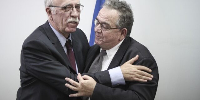 Συγκινημένος ο Μουζάλας παρέδωσε τη σκυτάλη στον Βίτσα: ‘Δεν μπορώ, δεν βγαίνει άλλο’