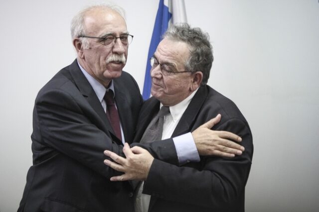 Συγκινημένος ο Μουζάλας παρέδωσε τη σκυτάλη στον Βίτσα: ‘Δεν μπορώ, δεν βγαίνει άλλο’
