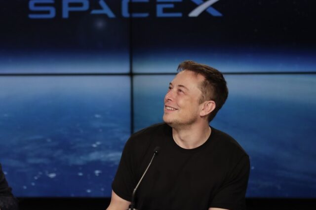 Η Tesla κάνει τον Elon Musk τον πλουσιότερο άνθρωπο του πλανήτη