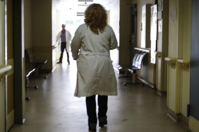 Νοσοκομειακοί γιατροί: Δεν μας κάνει χάρη κανείς – Κι εμείς δικαιούμαστε τα αναδρομικά