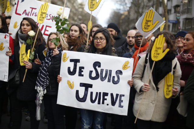 Παρίσι: Χιλιάδες πολίτες στη “λευκή πορεία” κατά του αντισημιτισμού