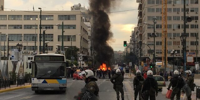 Επεισόδια μεταξύ οπαδών του Ολυμπιακού και ΜΑΤ στον Πειραιά