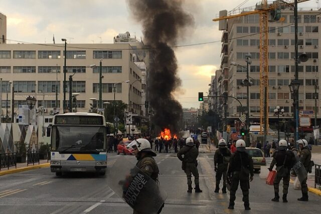 Επεισόδια μεταξύ οπαδών του Ολυμπιακού και ΜΑΤ στον Πειραιά