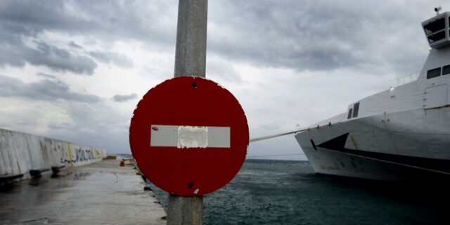 Δεμένα τα πλοία στα λιμάνια: Απαγορευτικό απόπλου λόγω θυελλωδών ανέμων
