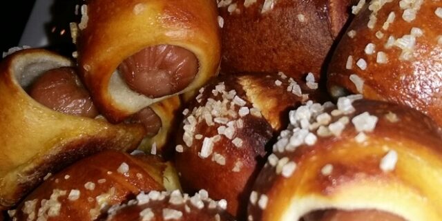 Μίνι λουκανικοπιτάκια με ζύμη πρέτσελ