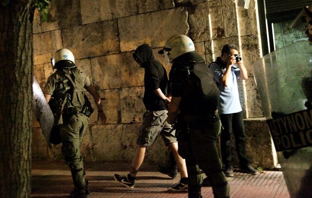 Συγκέντρωση αντιεξουσιαστών έξω από το σπίτι του γ.γ. του Υπουργείου Δικαιοσύνης – 15 προσαγωγές