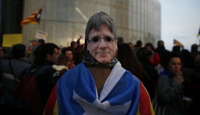 Ενώπιον της γερμανικής Δικαιοσύνης ο Πουτζντεμόν – Οργή και επεισόδια στην Καταλονία για τη σύλληψή του