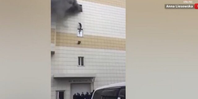 Βίντεο: Η συγκλονιστική στιγμή που άνδρας πέφτει στο κενό για να σωθεί από το φλεγόμενο εμπορικό κέντρο στη Ρωσία
