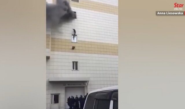 Βίντεο: Η συγκλονιστική στιγμή που άνδρας πέφτει στο κενό για να σωθεί από το φλεγόμενο εμπορικό κέντρο στη Ρωσία