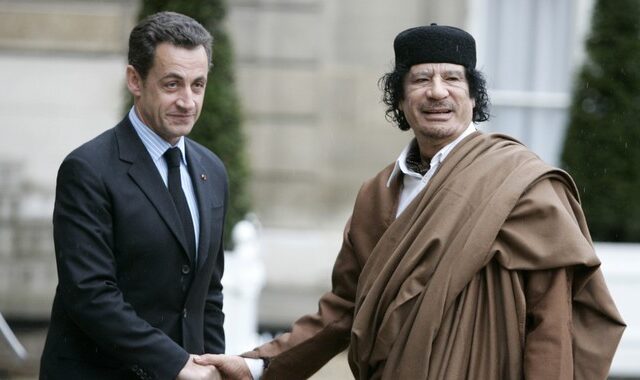 Σαρκοζί – Καντάφι: Από τις βαλίτσες με τα χρήματα στην εντολή για τους βομβαρδισμούς