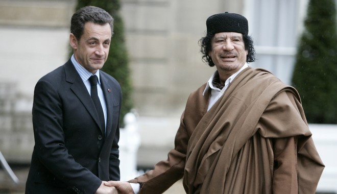 Σαρκοζί – Καντάφι: Από τις βαλίτσες με τα χρήματα στην εντολή για τους βομβαρδισμούς