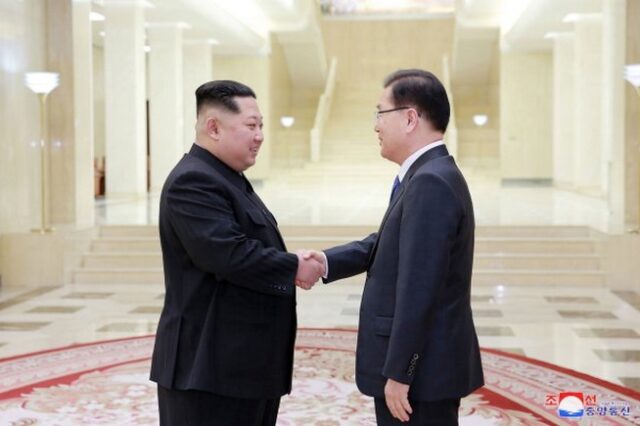 Ιστορική συνάντηση ηγετών Βόρειας – Νότιας Κορέας: Πρόθυμος να εγκαταλείψει τα πυρηνικά ο Κιμ
