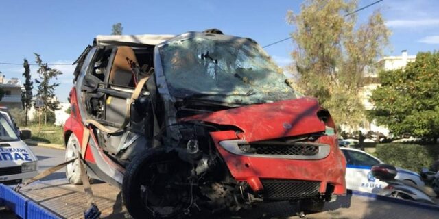 Απίστευτο ατύχημα: Αυτοκίνητο έπεσε στον Ηλεκτρικό