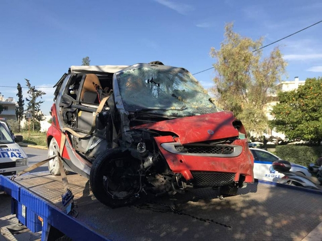 Απίστευτο ατύχημα: Αυτοκίνητο έπεσε στον Ηλεκτρικό