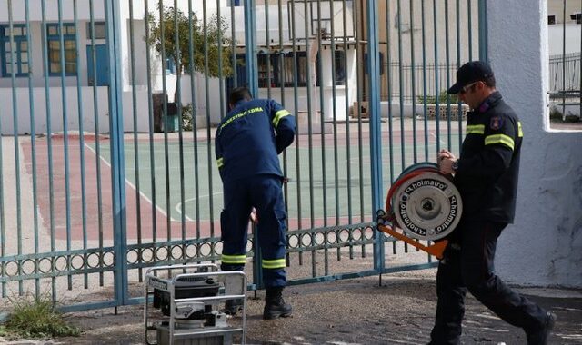 Χρυσαυγίτικη πρόκληση: Οξυγονοκόλλησαν πόρτα σχολείου για να μην παρελάσει αλλοδαπή σημαιοφόρος