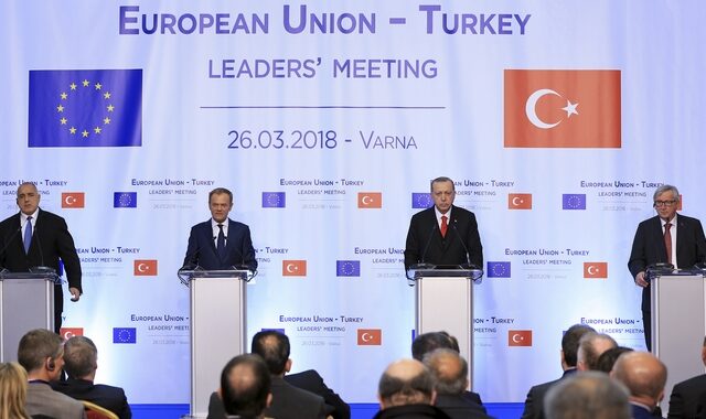Γιούνκερ: Έχουμε εμπιστοσύνη ότι η Τουρκία θα λύσει το θέμα των δύο πριν το ελληνικό Πάσχα
