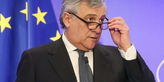 Ιταλία: Ο Ταγιάνι παραμένει στις Βρυξέλλες μετά την εκλογική καθίζηση Μπερλουσκόνι