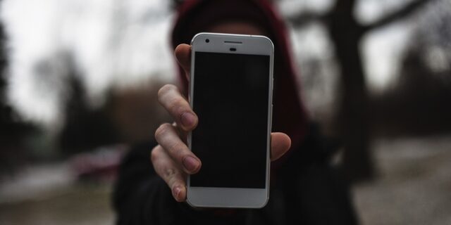 Υπομονή: Παιδί ‘κλείδωσε’ το κινητό της μητέρας του για 47 χρόνια