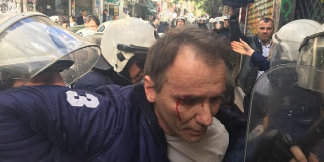 Επεισόδια μεταξύ διαδηλωτών και ΜΑΤ έξω από συμβολαιογραφείο