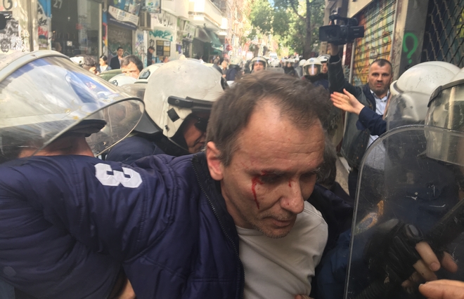 Επεισόδια μεταξύ διαδηλωτών και ΜΑΤ έξω από συμβολαιογραφείο