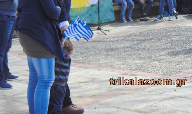 Τρίκαλα: Κούρδοι πρόσφυγες γιόρτασαν το Νεβρόζ με ελληνικές σημαίες
