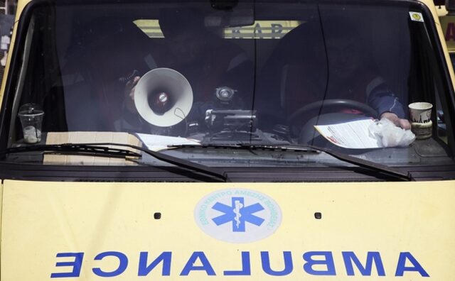 Τροχαίο δυστύχημα στην Εθνική Οδό Αθηνών – Λαμίας : Αυτοκίνητο “καρφώθηκε” σε βανάκι σήμανσης