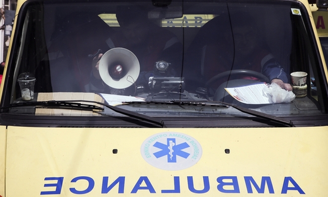 Τροχαίο δυστύχημα στην Εθνική Οδό Αθηνών – Λαμίας : Αυτοκίνητο “καρφώθηκε” σε βανάκι σήμανσης