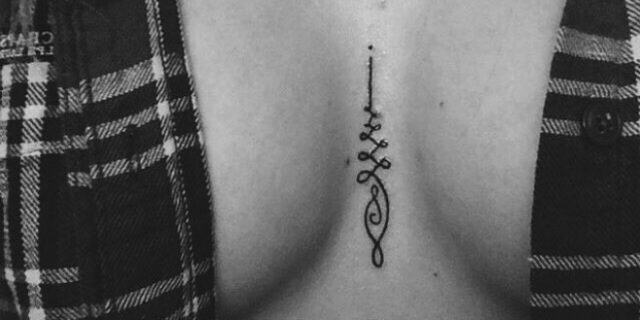 Η τέχνη ανάμεσα – 22 ιδέες για τατουάζ στο ‘κέντρο’ του γυναικείου στήθους