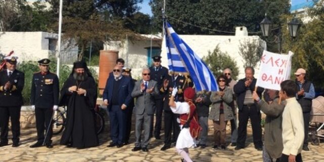 Συγκίνηση: Η υπερήφανη παρέλαση του μοναδικού μαθητή στους Αρκιούς