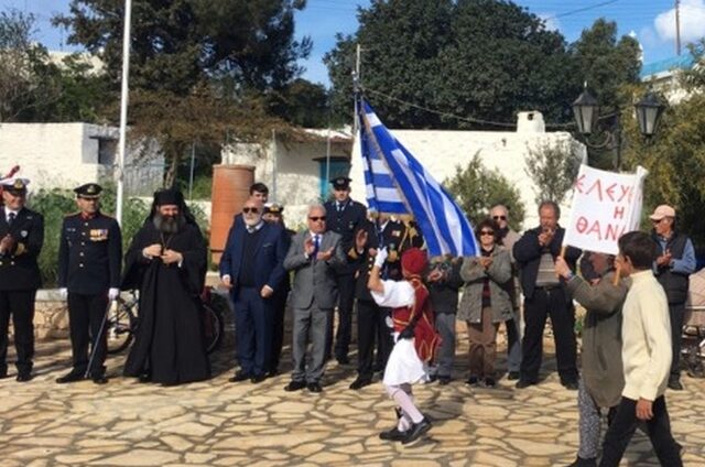 Συγκίνηση: Η υπερήφανη παρέλαση του μοναδικού μαθητή στους Αρκιούς