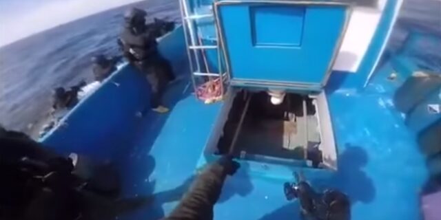 Προφυλακιστέο το πλήρωμα του σκάφους με τον ένα τόνο κάνναβης