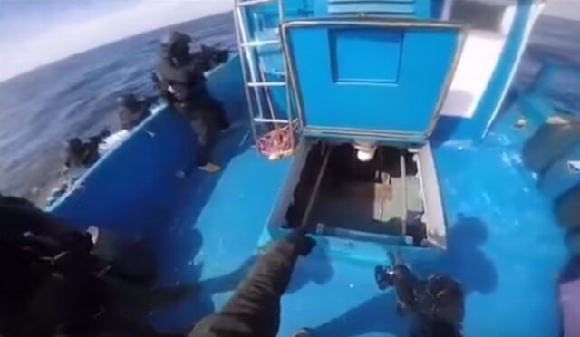 Βίντεο: Βατραχάνθρωποι του Λιμενικού καταδιώκουν και ακινητοποιούν το σκάφος με τον 1 τόνο κάνναβης