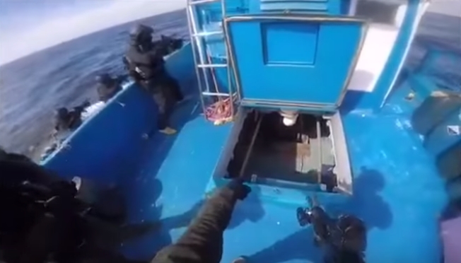 Βίντεο: Βατραχάνθρωποι του Λιμενικού καταδιώκουν και ακινητοποιούν το σκάφος με τον 1 τόνο κάνναβης