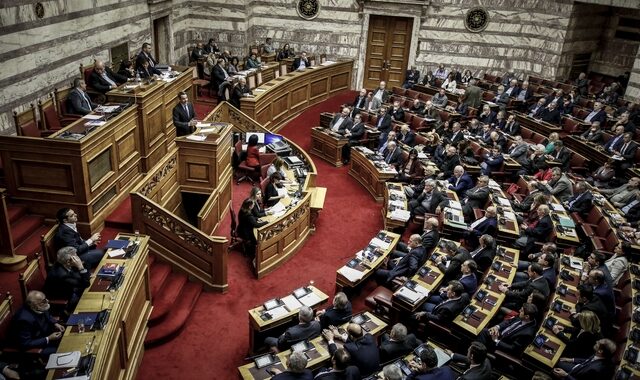 Πολιτική αποδοκιμασία στον Φωκά για το “να καεί η Βουλή”