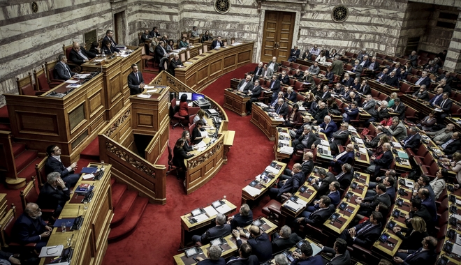 Πολιτική αποδοκιμασία στον Φωκά για το “να καεί η Βουλή”