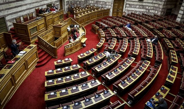 Αριστερά, όπως κάθεται ο Πρόεδρος