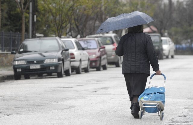 Βροχές στα νότια και σποραδικές καταιγίδες