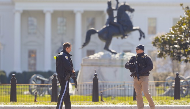 Συναγερμός στην Ουάσινγκτον: Άνδρας αυτοπυροβολήθηκε έξω από το Λευκό Οίκο