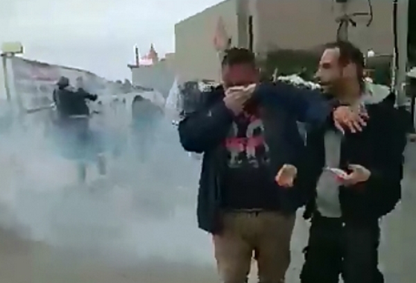 Ένταση και χημικά στη συγκέντρωση εκπαιδευτικών έξω από το Υπ. Παιδείας – Ένας σοβαρά τραυματίας