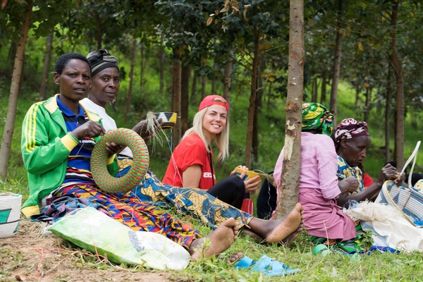 Στη Ρουάντα η Χριστίνα γνώρισε τη γυναίκα πρότυπo