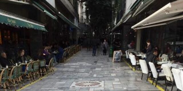 Ο Δήμος Αθηναίων βάζει όριο στα τραπεζοκαθίσματα με μια ‘κίτρινη γραμμή’