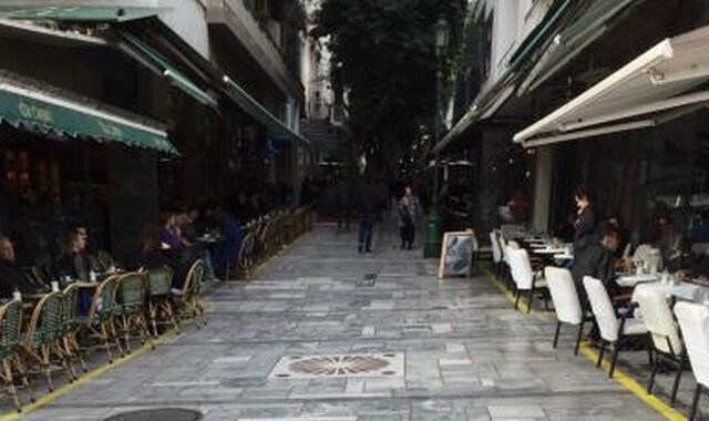 Ο Δήμος Αθηναίων βάζει όριο στα τραπεζοκαθίσματα με μια ‘κίτρινη γραμμή’