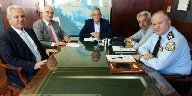 Συνάντηση Τόσκα με τους Δημάρχους Παλλήνης και Λαυρεωτικής