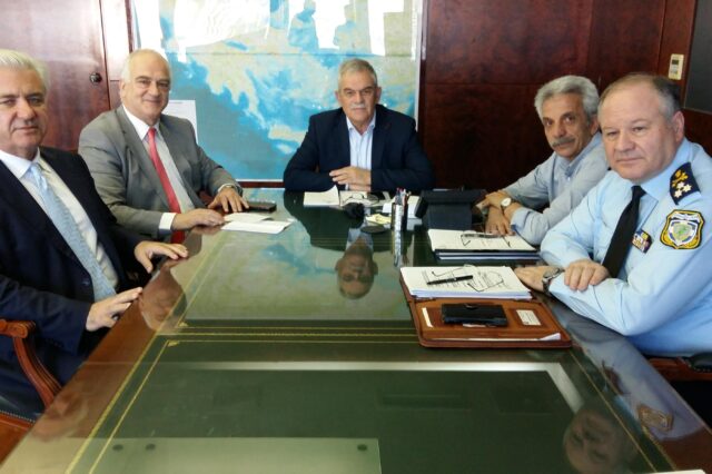 Συνάντηση Τόσκα με τους Δημάρχους Παλλήνης και Λαυρεωτικής