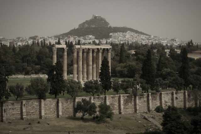 Νεφώσεις, τοπικές βροχές και σκόνη