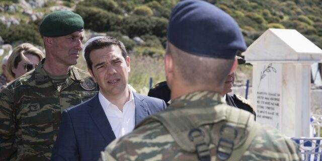 Καστελόριζο: Ο Τσίπρας, τα εγκαίνια, η αγκαλιά με ηλικιωμένη και ο φόρος τιμής στην κυρά της Ρω
