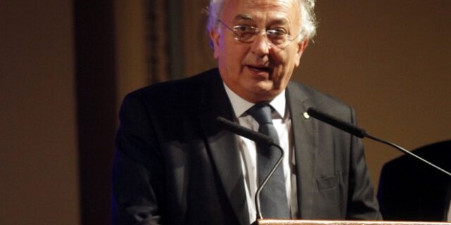 Αμανατίδης κατά την παραλαβή του Αγίου Φωτός: Να φωτίσει το σκοτάδι, να ζεστάνει τις ψυχές μας